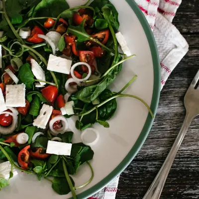 Salad with spinach, feta and tomatoes
